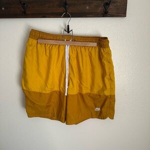 Nike Sportswear Sport Essential
Men's Woven Lined Flow Shorts (Short)